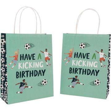 Set van 6 papieren voetbal uitdeeltasjes (20x27 cm) met hengsels en 'Have a Kicking Birthday' opdruk, ideaal voor feestjes en traktaties